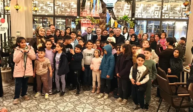 AK Parti Batman İl Başkanı Hüseyin Şansi'nin yetim çocuklarla Ramazan iftarında çekilmiş fotoğrafı