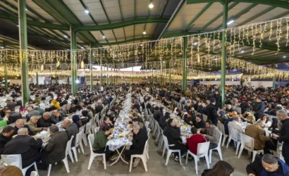 Mersin Büyükşehir Belediye Başkanı Vahap Seçer, Tarsus'ta düzenlenen iftar programında vatandaşlarla birlikte.