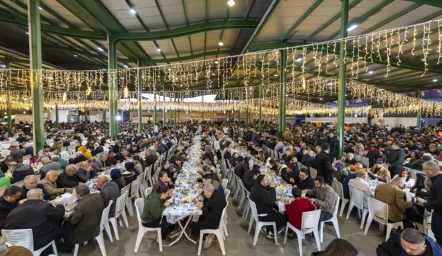 Mersin Büyükşehir Belediye Başkanı Vahap Seçer, Tarsus'ta düzenlenen iftar programında vatandaşlarla birlikte.