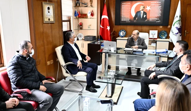 Muratpaşa Belediye Başkanı Ümit Uysal, Gazipaşa Kitap Fuarı'nda konuşma yaparken