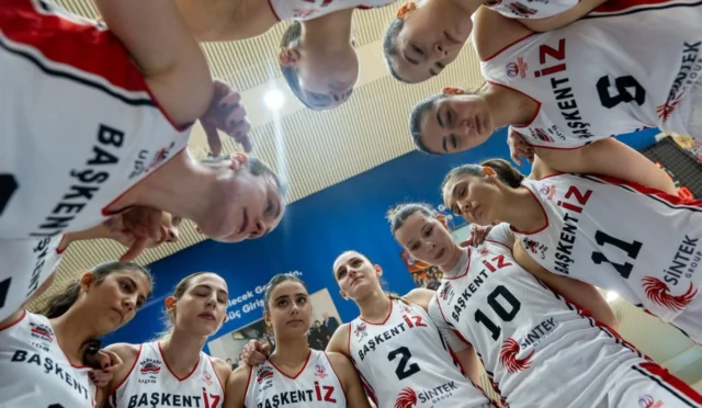 Başkent İz Kadın Basketbol Takımı oyuncuları yarı final maçına hazırlanıyor