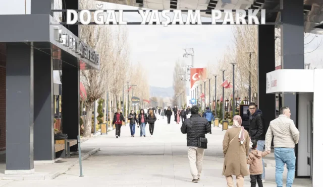 Başkentliler Ramazan Bayramı tatilinde Ankara Büyükşehir Belediyesi'nin park ve rekreasyon alanlarında keyifli vakit geçiriyor.