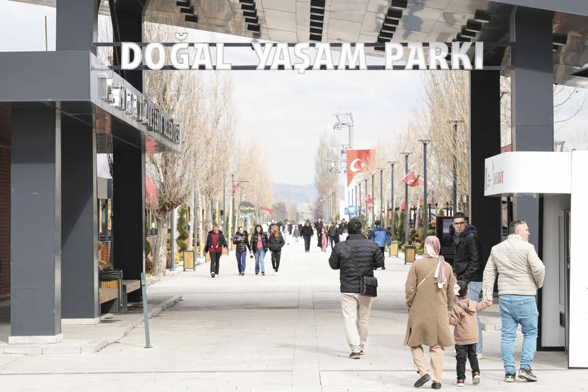 Başkentliler Bayramı Ankara’nın Yeşil Alanlarında Kutladı: Büyükşehir Parkları Doldu Taştı