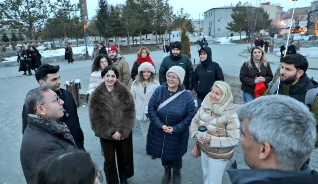 Bayram tatilinde Kars'a gelen yerli turistler ve Vali Ziya Polat'ın buluşması