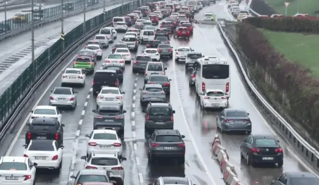 Bayramın ikinci günü İstanbul'da yoğun trafik manzarası