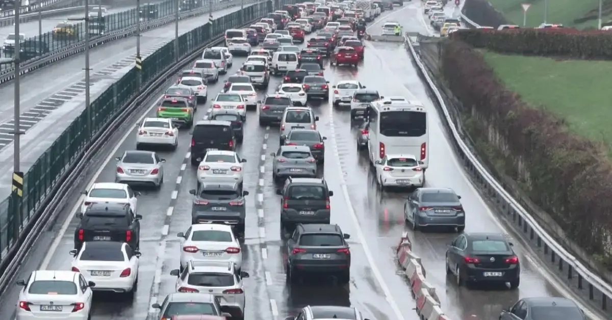 Bayramın İkinci Günü İstanbul’da Hayat Durdu: Trafik Yoğunluğu Yüzde 74’e Ulaştı