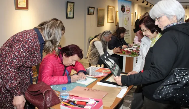 Her Yaşta Sanat Çalıştayı'na katılanlar geleneksel sanatları uygulamalı olarak deneyimliyor.