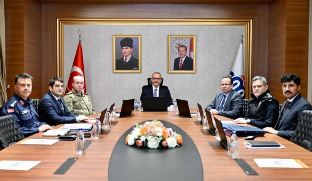 Malatya'da narkotik operasyon kapsamında ele geçirilen uyuşturucu maddeler ve şüpheliler