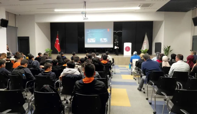 Malatya'da Kütüphane Haftası kapsamında düzenlenen film gösterimi etkinliği