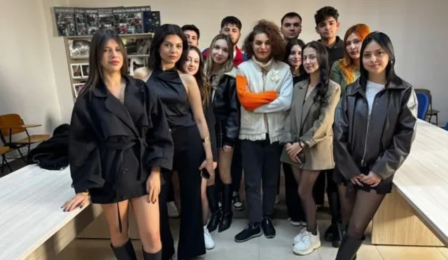 Akdeniz Üniversitesi öğrencileri, Serik'teki Sarıabalı İlkokulu'nda yaptıkları sosyal sorumluluk projesi kapsamında okulun boyanan kapısı önünde öğrencilerle birlikte