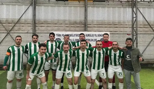 Kars Emniyet Müdürlüğü futbol takımı oyuncuları sahada sevinç yaşıyor, yarı final başarısı.