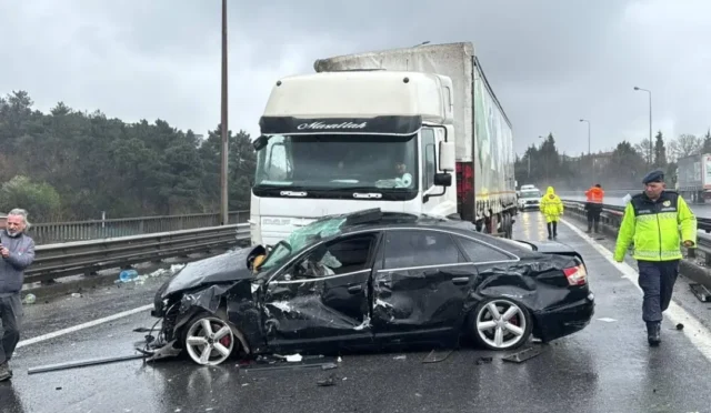 Anadolu Otoyolu'nda zincirleme kaza sonrası oluşan trafik yoğunluğu ve ekiplerin çalışmaları