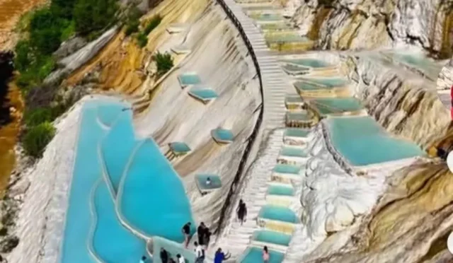 Giresun Göksu Travertenleri'nin turkuaz renkli suları ve doğal oluşumları
