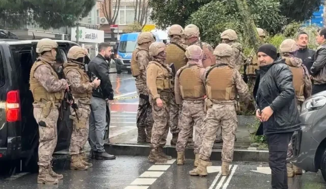 Eski banka çalışanı, silahlı soygun girişimi sonrası polis tarafından gözaltına alınıyor