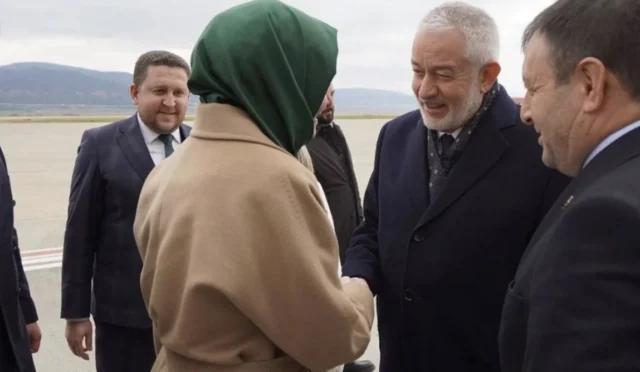 AK Parti Genel Başkan Yardımcısı Fatma Betül Sayan Kaya Isparta'da halkı selamlıyor