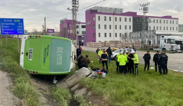 Samsun'da devrilen öğrenci servisi ve olay yeri incelemesi yapan ekipler