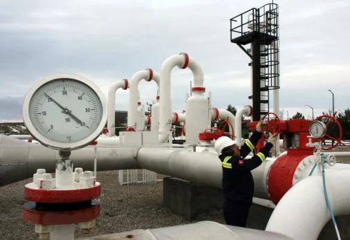 Avrupa'da doğalgaz depoları boşalıyor, stoklar tehlike sınırında.