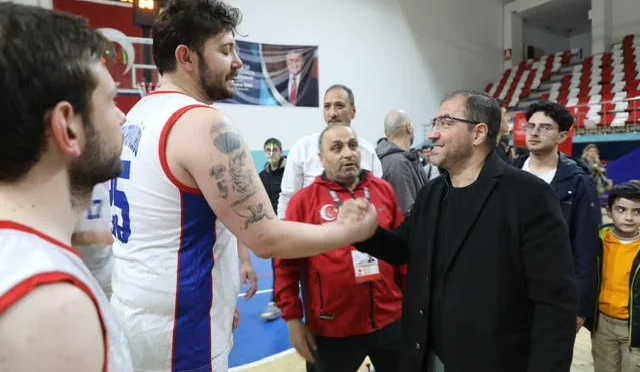 Ağrı Gençlik Spor basketbol takımı maçı kazanıyor