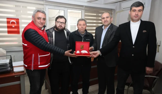 Kızılay Artvin Şubesi Başkanı Sancak Keskin, Artvin Trabzonspor Taraftarlar Derneği Başkanı Bayram Sarayoğlu'na teşekkür ziyaretinde bulunuyor.