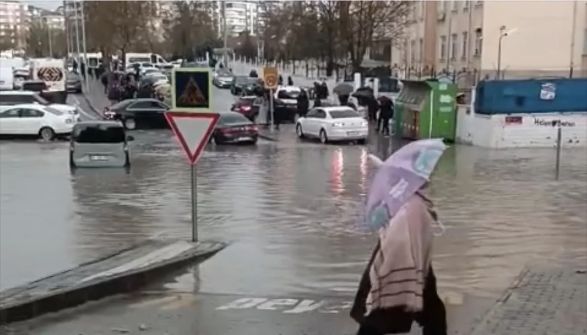 Batman’da Şiddetli Sağanak: Kent Venedik’e Döndü, Hayat Felç Oldu