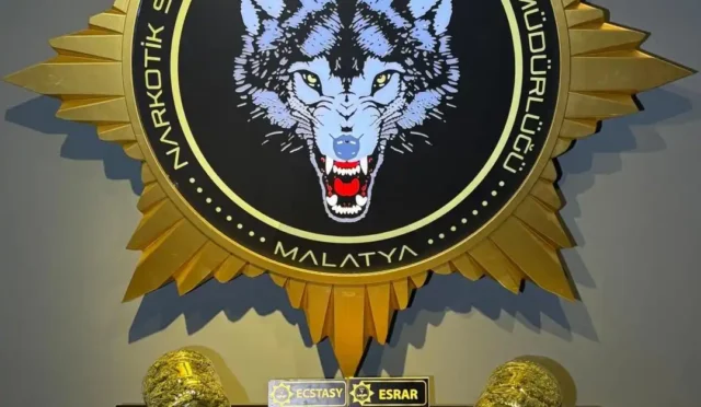 Malatya'da polis ekiplerinin uyuşturucu operasyonu sonrası ele geçirilen uyuşturucu maddeler ve gözaltına alınan şüpheliler