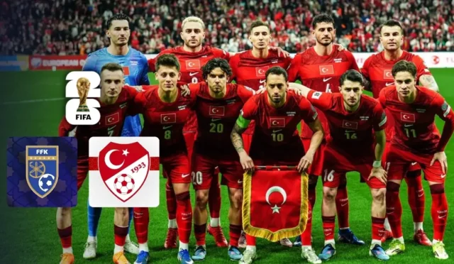 A Milli Futbol Takımı oyuncuları Dünya Kupası eleme maçında sahada mücadele ediyor.