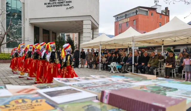 Artvin'de 62. Kütüphane Haftası kutlamaları kapsamında öğrenciler yürüyüş yaptı.