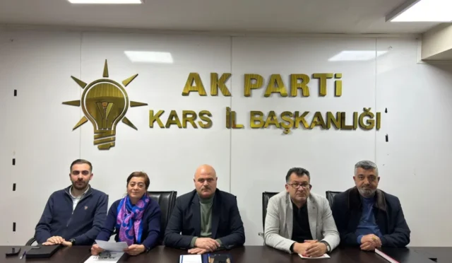 AK Parti Kars İl Başkanlığı'nda gerçekleştirilen haftalık istişare toplantısından genel görünüm
