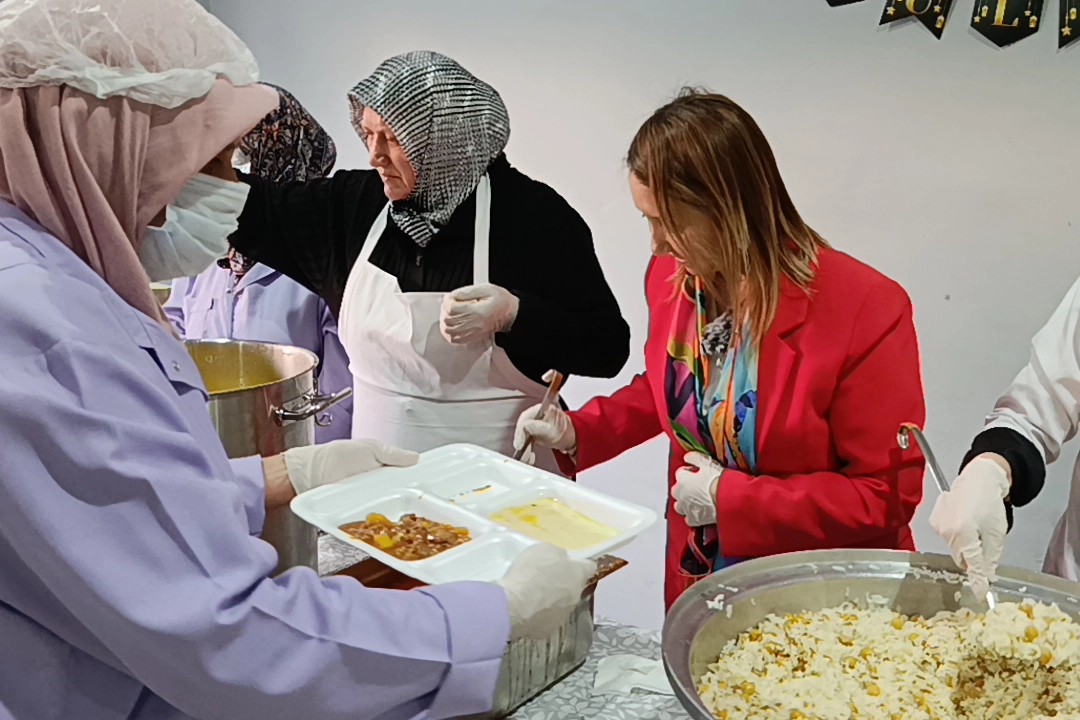 Bilecik Pazaryeri’nde 400 Öğrenci Ramazan Sofrasında Buluştu: Dayanışma ve Neşe Dolu Anlar