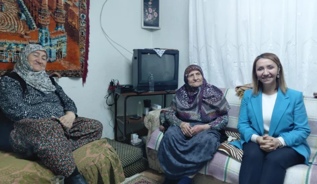 Bilecik Pazaryeri Belediye Başkanı Zekiye Tekin, yaşlı bir vatandaşı evinde ziyaret ederken