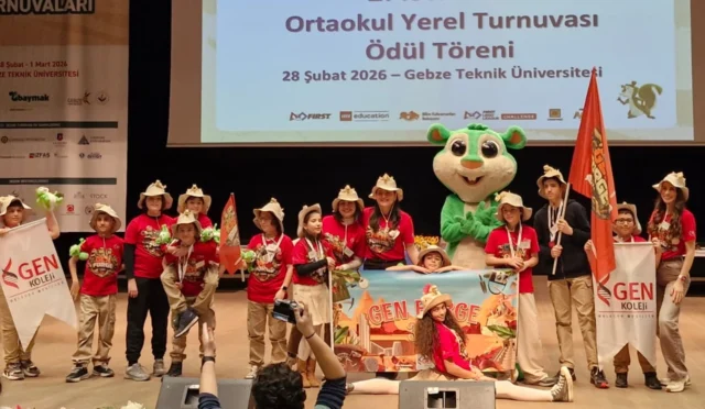 Gebze Teknik Üniversitesi'nde düzenlenen First Lego League turnuvasında robotlarla yarışan öğrenciler