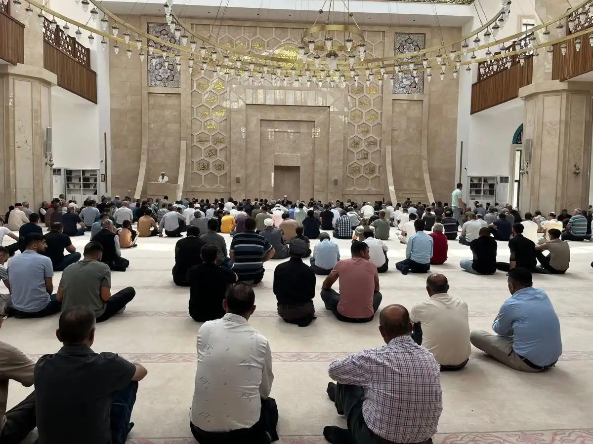 Kars’ta Kadir Gecesi Coşkusu: Camilerde Özel Programlar ve Sakal-ı Şerif Ziyareti