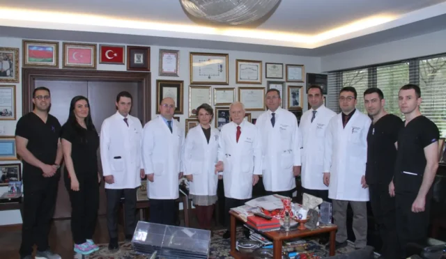 Organ bağışı sayesinde hayata tutunan hastalar ve Prof. Dr. Mehmet Haberal'ı temsil eden görsel