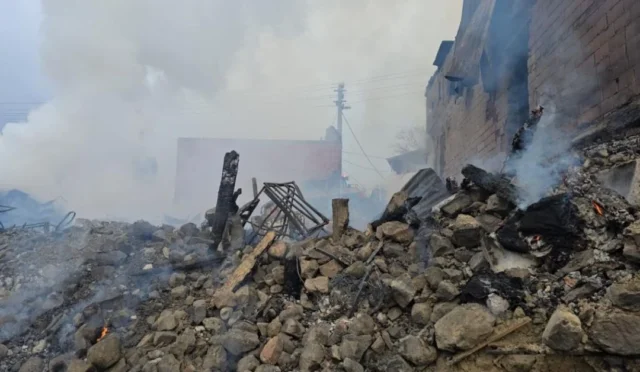 Bolu'da çıkan yangında evler ve samanlıklar küle döndü, itfaiye ekipleri çalışıyor.