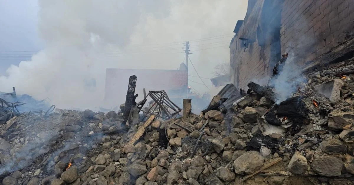 Bolu’da Rüzgarın Şiddetlendirdiği Yangın: 5 Ev ve 8 Samanlık Kül Oldu, Bölgede Soğutma Çalışmaları Sürüyor