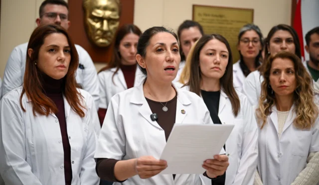 Bornova BELGEM öğretmenleri, eğitimde artan şiddete dikkat çekerek güvenli okul taleplerini dile getiriyor.