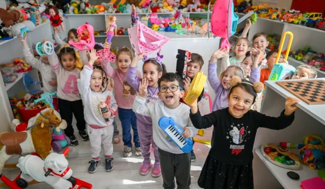 Bornova Oyuncak Kütüphanesi'nde çocuklar oyuncaklarla oynarken