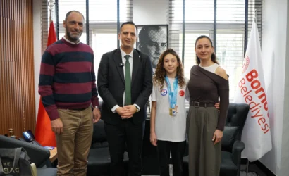 Bornovalı şampiyon öğrenciler, başarılarını Bornova Belediye Başkanı Ömer Eşki ile paylaştı ve tablet hediye aldı.