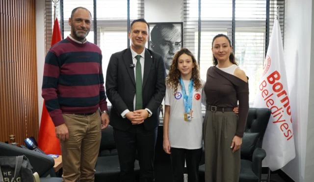 Bornovalı şampiyon öğrenciler, başarılarını Bornova Belediye Başkanı Ömer Eşki ile paylaştı ve tablet hediye aldı.