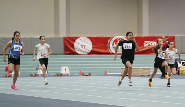 Bursa Büyükşehir Belediyesporlu U14 atletler, Türkiye Şampiyonası'nda kazandıkları madalyalarla birlikte objektiflere gülümsüyor.