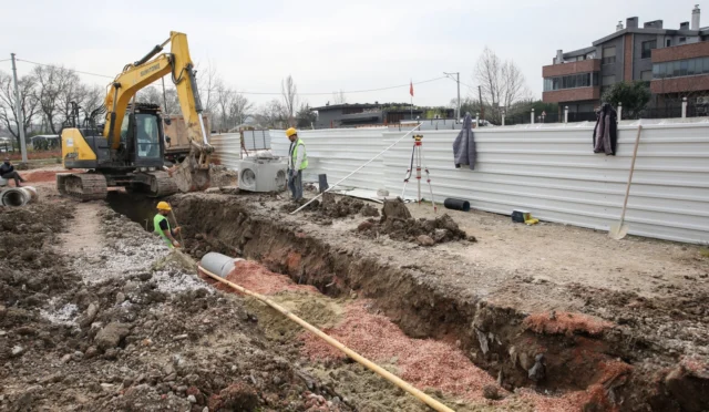 Bursa Büyükşehir Belediyesi Osmangazi'de altyapı çalışmalarını sürdürüyor, yeni yağmur suyu ve kanalizasyon hatları döşeniyor.