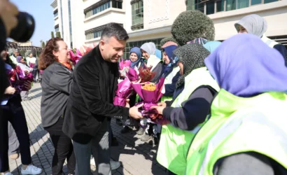 Bursa Büyükşehir Belediyesi'nde 8 Mart Dünya Kadınlar Günü kapsamında kadın çalışanlara çiçek hediye ediliyor