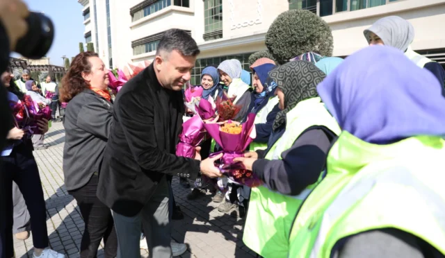 Bursa Büyükşehir Belediyesi'nde 8 Mart Dünya Kadınlar Günü kapsamında kadın çalışanlara çiçek hediye ediliyor