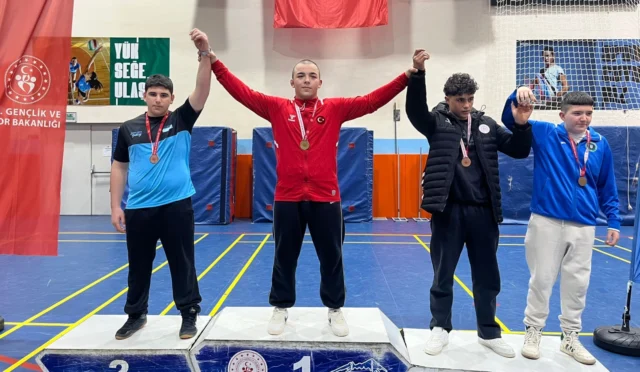 Bursa Büyükşehir Belediyespor güreşçileri U15 İl Birinciliği'nde kazandıkları madalyalarla birlikte