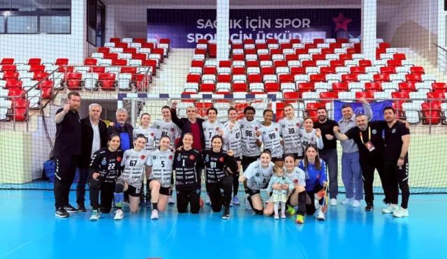 Bursa Büyükşehir Belediyespor kadın hentbol takımı oyuncuları maç sonrası sevinç anı