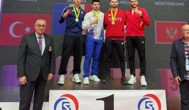 Bursa Büyükşehir Belediyesporlu Enes Sad Beşbadem Balkan Karate Şampiyonası'nda bronz madalya kazanırken