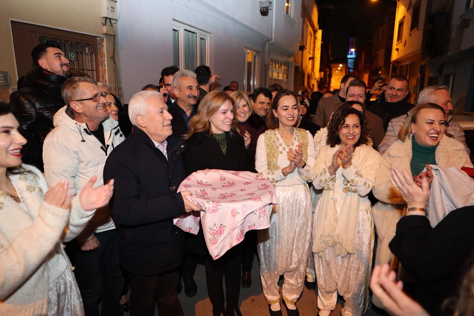 Bursa’da Başkan Bozbey, Geleneksel Sahur Yürüyüşüne Katıldı: Arnavut Böreği ve Tatlı Toplandı