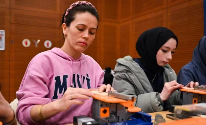 Bursa'da düzenlenen Kadınlar Günü etkinliklerinde katılımcılar atölye çalışmalarına katılıyor.