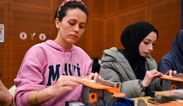 Bursa'da düzenlenen Kadınlar Günü etkinliklerinde katılımcılar atölye çalışmalarına katılıyor.