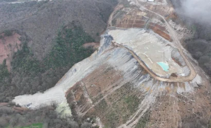 Millet Partisi Bursa İl Başkanı Hüsamettin Akyıldız, Yenişehir'deki maden atık havuzu felaketi ve çevre denetimi ihmallerine dair açıklama yaparken.